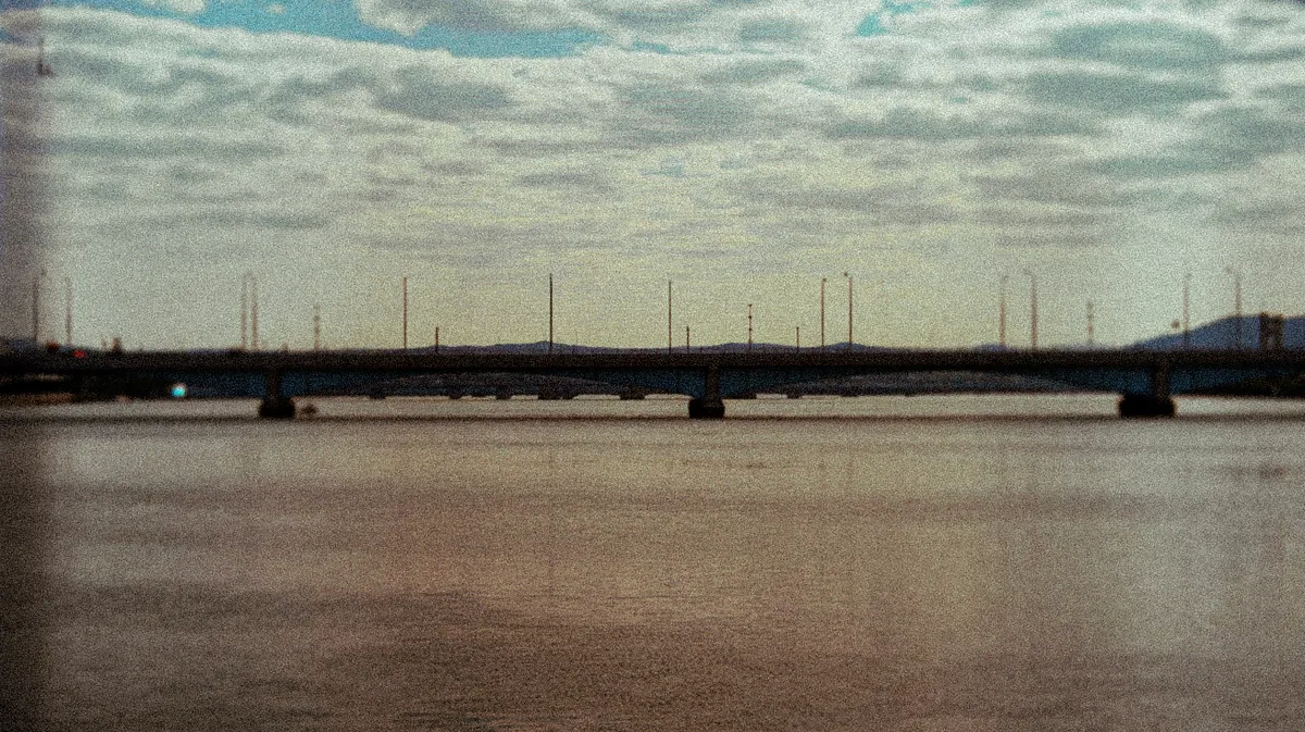 a-wide-landscape-of-a-han-river-bridge-t_8XoLyV_hTmSjcSeYMz_0uQ_PzkzXxVZTlC9X2sW0XDAZw.png
